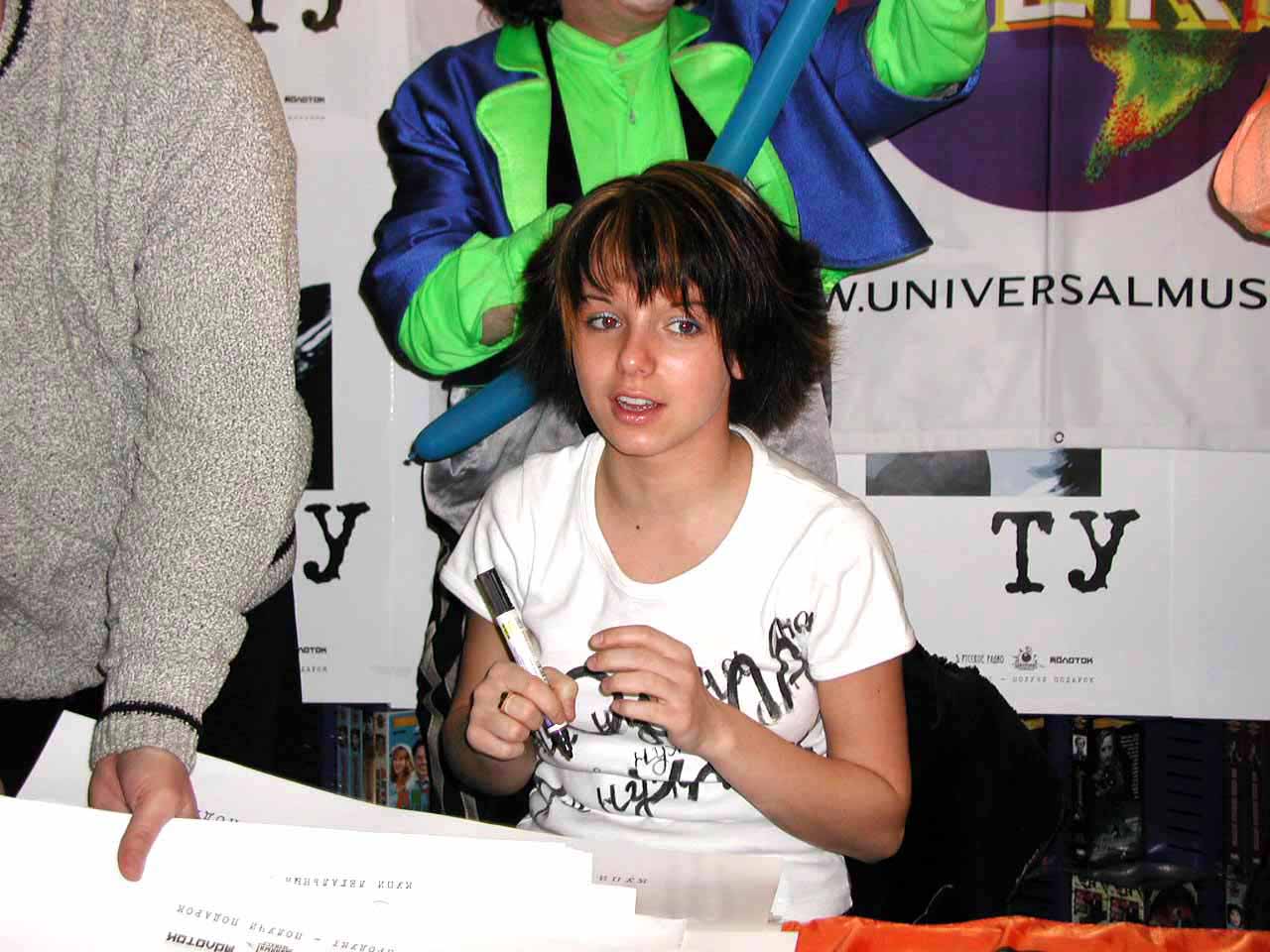 ТАТУ - Autograph session in GUM 28.02.2002
